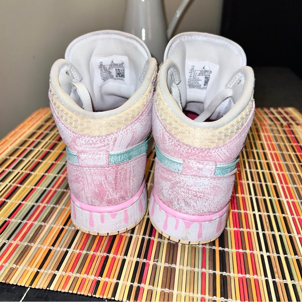 Kids Jordan Mids - Picture 4 of 4